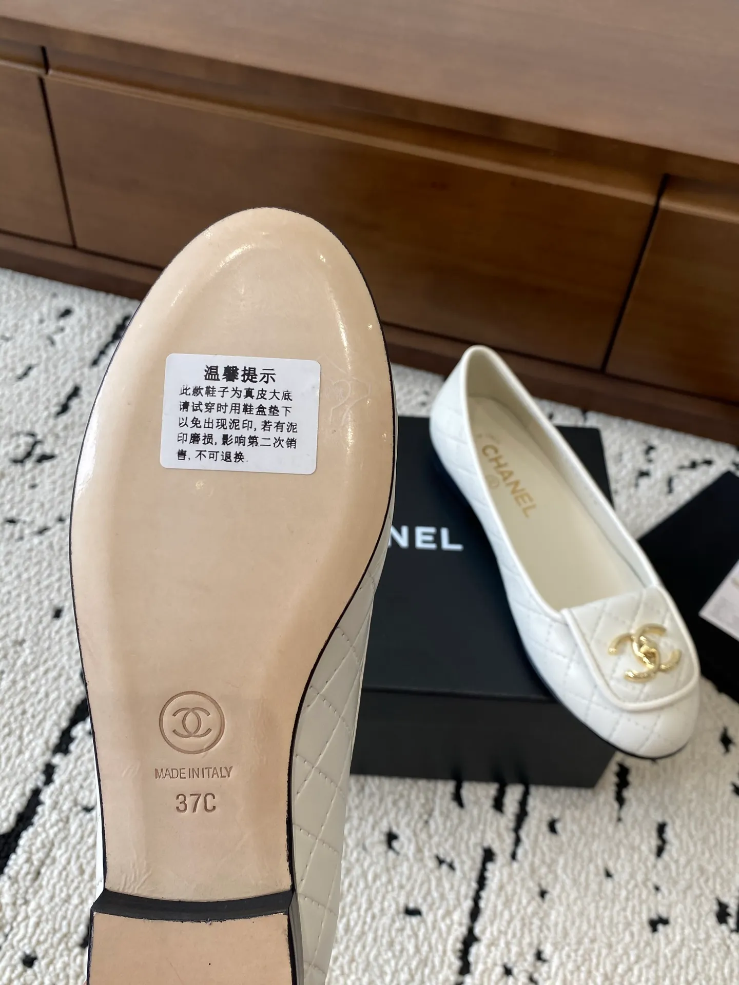 👟👟Ex-factory price 580👟👟 🍀CHANEL2025 new autumn and winter style, Mary Jane leather Chanel Xiaoxiang C home flat shoes Comfortable Mary Jane shoes Catwalk haute couture customization, simple yet sweet and playful Solid color fabric is refreshing and easy to wear Buckle design shoes are more heeling Upper: Customized sheepskin Inner foot pad: sheepskin Sole: Italian genuine leather sole Code number: 35-40 (40 customized items are non-refundable) 👉 👉